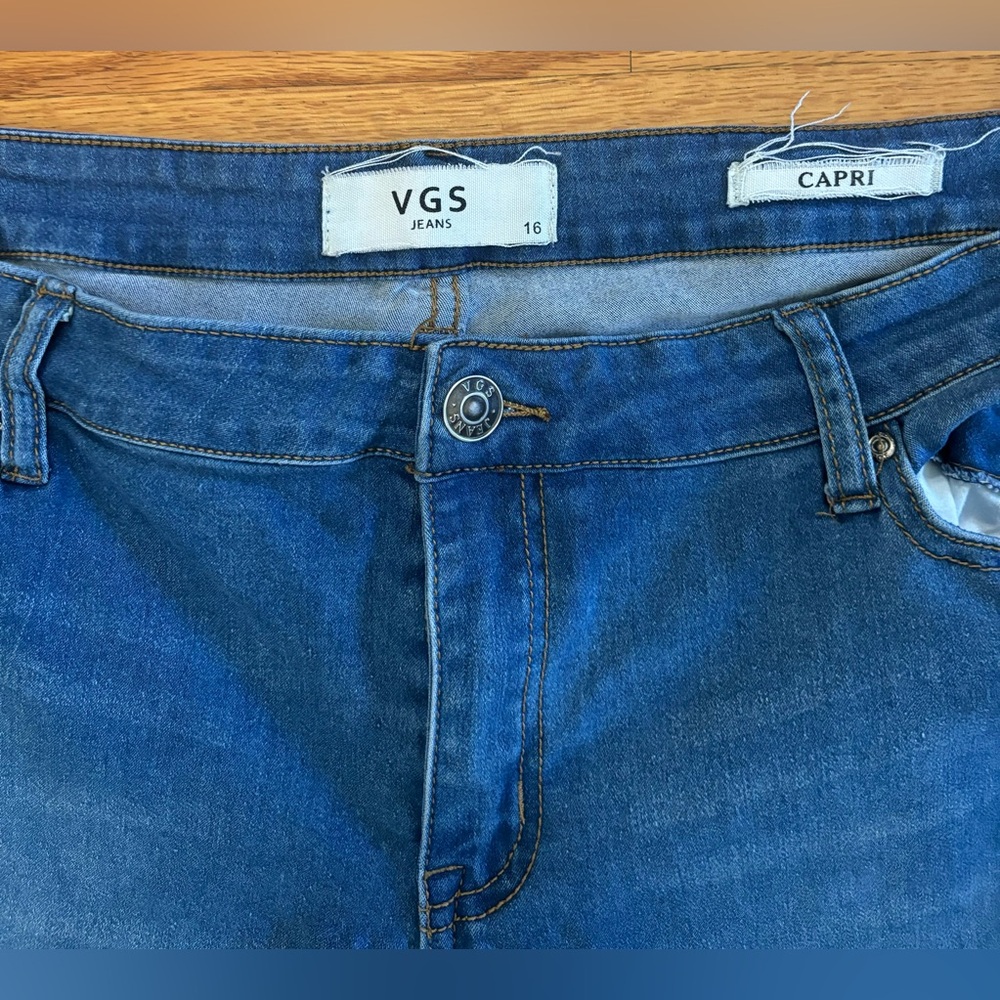 VGS Jeans Women’s 16 Blue Demin Capris Distressed Medium Wash Pant Casualwear - Picture 2 of 8